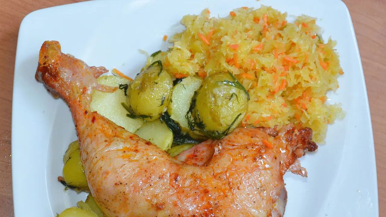 Курица с картофелем на общем блюде